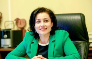 Министър Танева ще участва в ритуал по зарязване на лозя в село Огняново